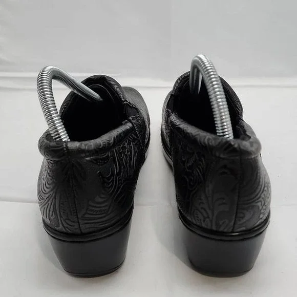 YUU Bethanee Womens Tooled Faux Leather Floral Slip On Clogs Shoes Black Size 9M - Picture 4 of 10